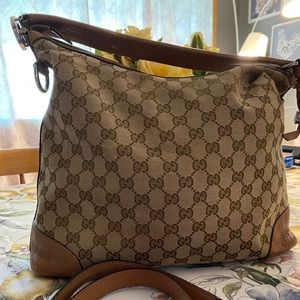 Gucci shoulder bag.